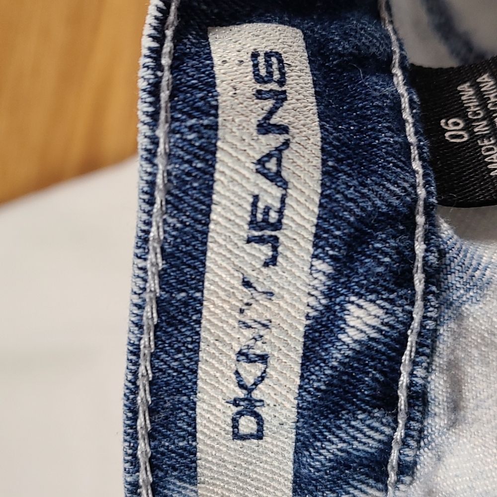 DKNY JEANS 6 CITY BOYFRIEND BLEECH WASH - Picture 6 of 8